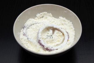 让洋葱均匀裹上裹炸粉；