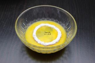 鸡蛋打散调均，均匀裹上蛋液；