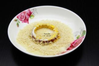 让占满蛋液的洋葱圈均匀蘸上面包糠