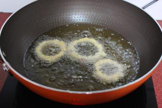 热锅，倒油适量的油，油温160度左右，放入洋葱；