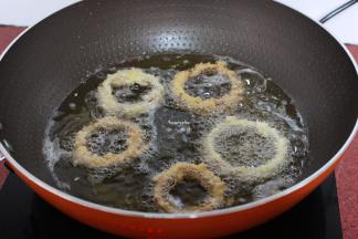 炸至微黄，翻转另外一面继续炸至金黄色；