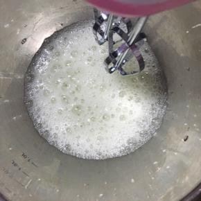 打蛋器中档打发至浓稠鱼泡眼加入细砂糖
