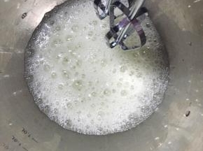打蛋器中档打发至浓稠鱼泡眼加入细砂糖