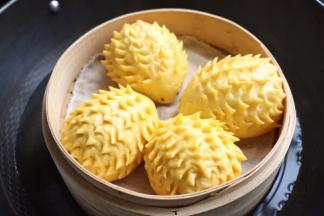 冷水上锅中火蒸8-10分钟继续焖3-5分钟再揭开锅盖（小刺猬变成了大刺猬啦）