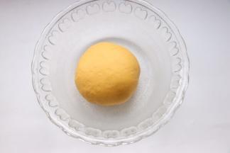 揉成光滑的软硬适中的面团