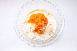 南瓜切片蒸熟压成泥状，酵母和糖一起放面粉中