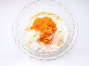 南瓜切片蒸熟压成泥状，酵母和糖一起放面粉中
