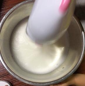 当蛋白有清晰纹路，第三次加入细砂糖