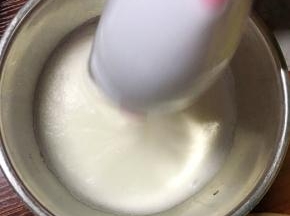 当蛋白有清晰纹路，第三次加入细砂糖
