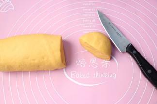 发酵好之后，排尽空气，此时切开一个切面几乎无气孔哦