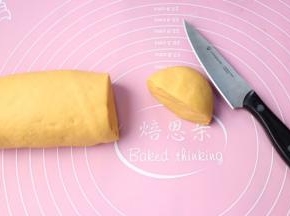 发酵好之后，排尽空气，此时切开一个切面几乎无气孔哦