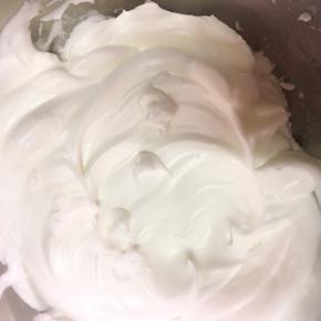 当蛋白打发至能提起小尖角，蛋白打发好了