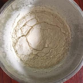 低粉过筛加入盆里