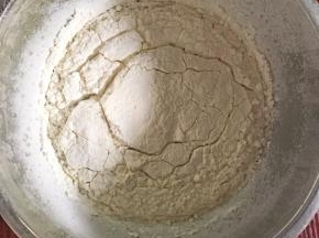 低粉过筛加入盆里