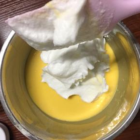 把三分之一打发好的蛋白倒入蛋黄糊中，炒菜手法搅拌均匀，然后全部蛋黄糊倒回蛋白盆中