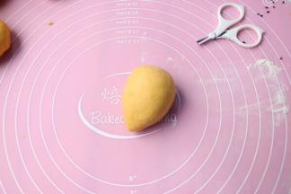 先揉成水滴状的面团