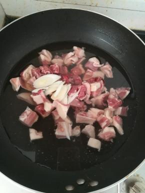 冷水下锅，加入葱圈和料酒中火烧开。