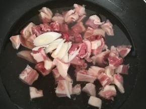 冷水下锅，加入葱圈和料酒中火烧开。