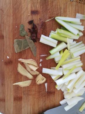 葱切段，对半切开。姜切片。香料备用。