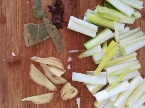 葱切段，对半切开。姜切片。香料备用。