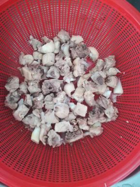 鸭子沥干水分。