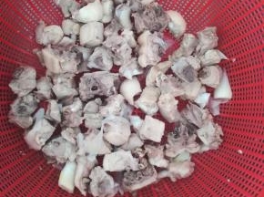 鸭子沥干水分。