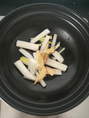 砂锅凉油放入葱段和姜片煸香。