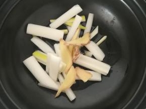 砂锅凉油放入葱段和姜片煸香。