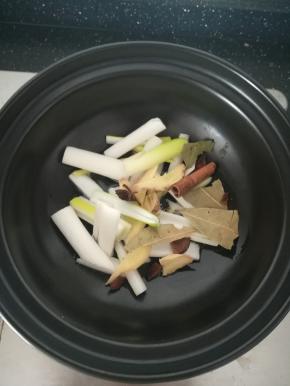 加入桂皮，八角，香叶炸香。