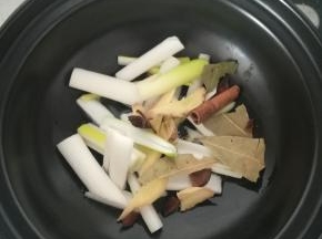 加入桂皮，八角，香叶炸香。