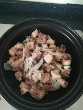 倒入沥干水分的鸭子翻炒。煸出鸭子的油脂。