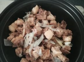 倒入沥干水分的鸭子翻炒。煸出鸭子的油脂。