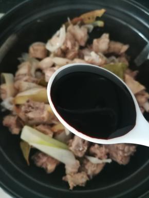 加入一勺老抽上色调味。