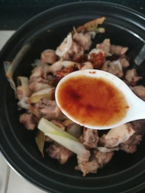 加入料酒去腥。盖上盖子焖烧半个小时。