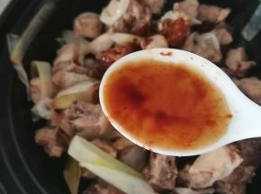 加入料酒去腥。盖上盖子焖烧半个小时。