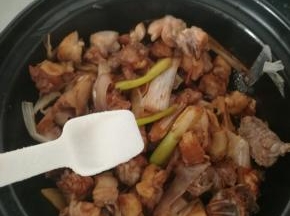 关火前，加入食盐调味。