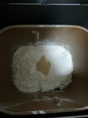 先水后粉按顺序放入面包机。和面一个程序即可。