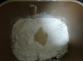 先水后粉按顺序放入面包机。和面一个程序即可。