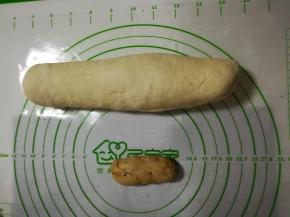 取一小团加入红糖，揉好，变成暗红色。剩下的揉出空气。备用