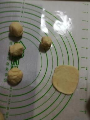 取五个小团，用擀面杖擀成小圆片。