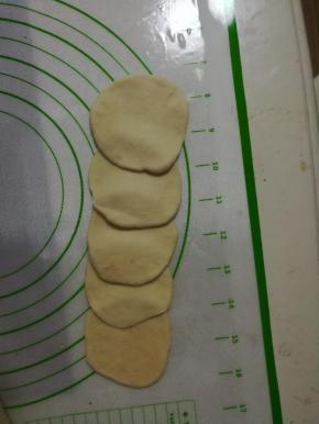 面片叠好，两张面片之间重叠大概三分之一即可。