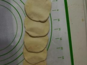 面片叠好，两张面片之间重叠大概三分之一即可。