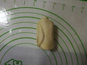 从头卷过去。成一个圆柱。对准中间切一刀。