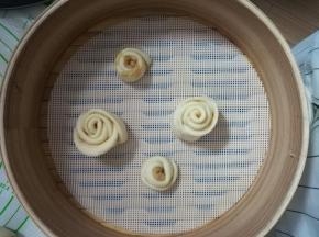 做好的，放入蒸锅中，温水再发酵十五分钟。