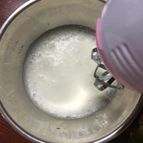 继续中档打发至见纹路第二加入细砂糖