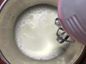 继续中档打发至见纹路第二加入细砂糖