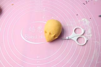 提前准备好剪刀和黑芝麻；剪刀剪出刺猬的刺