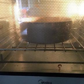 烤箱上下火140度，预热，烤40分钟