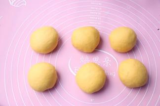 分别揉成均等的光滑面团