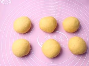 分别揉成均等的光滑面团